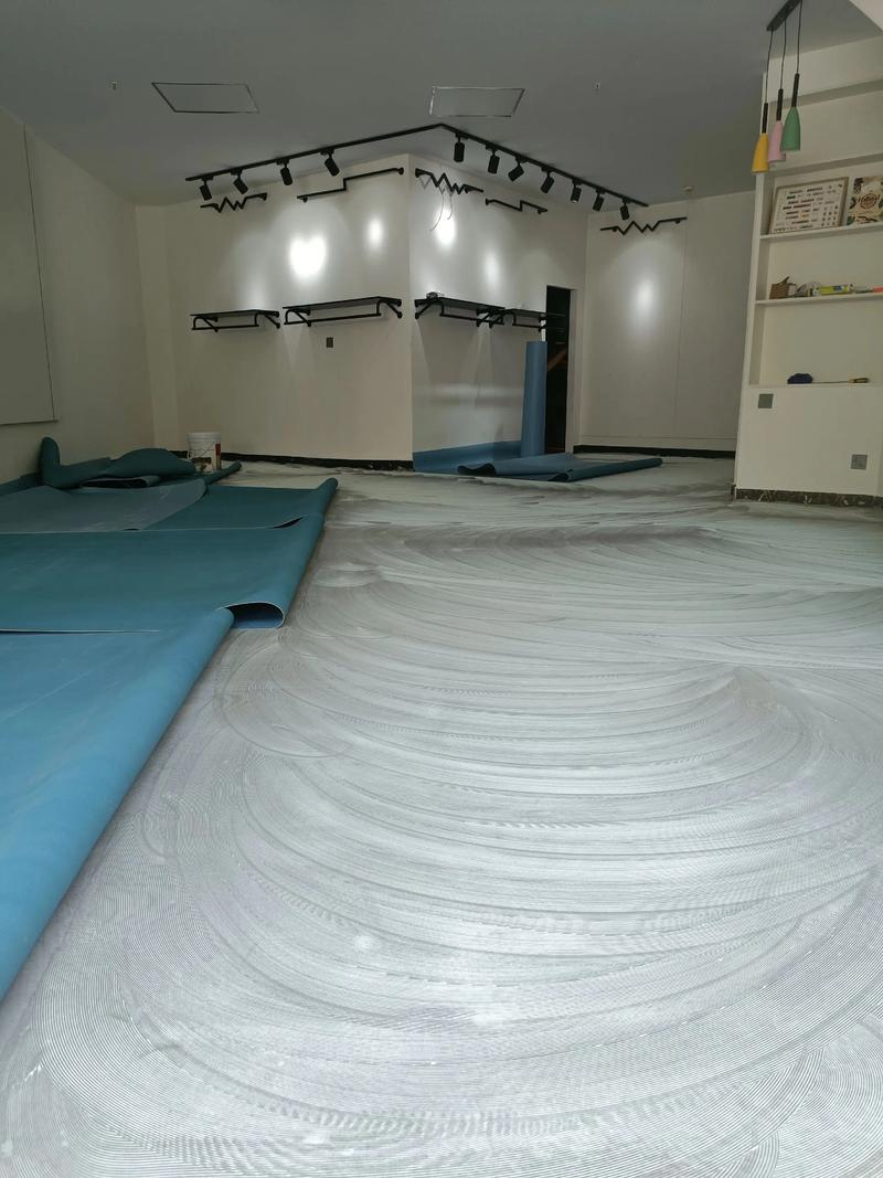 PVC塑膠地板施工指南 單人操作與批發(fā)優(yōu)勢(shì)